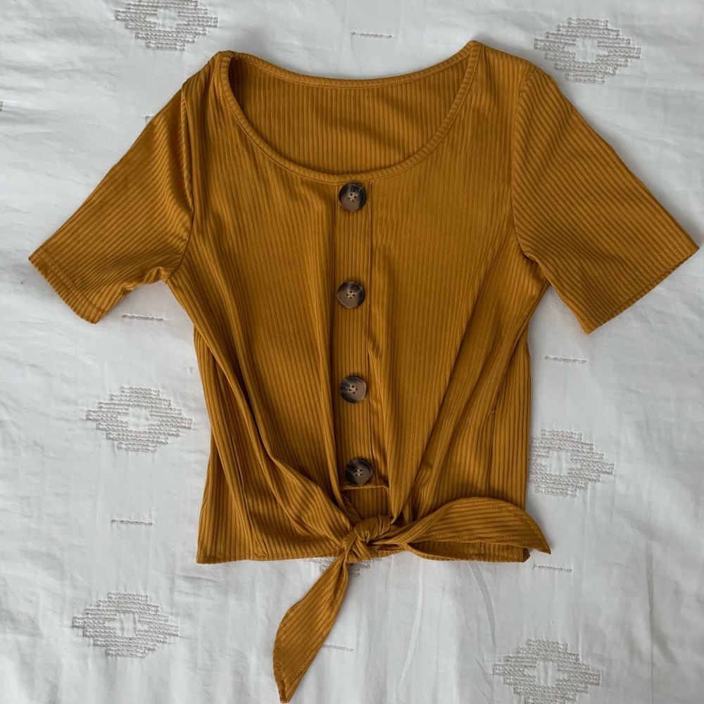 Ribbed top w/ button + tie-knot detailing on front